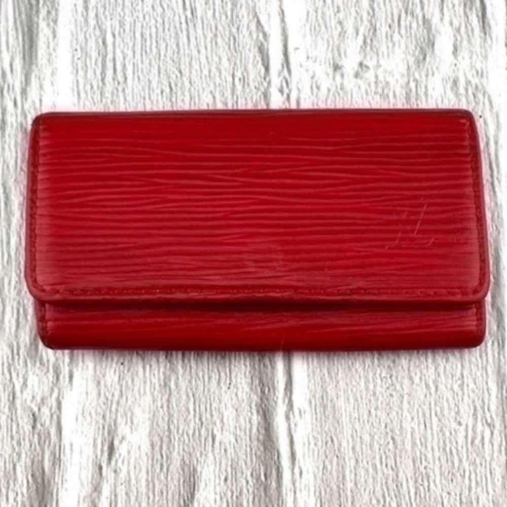 AUTHENTIC Louis Vuitton key holder. Previously owned. Color:Red